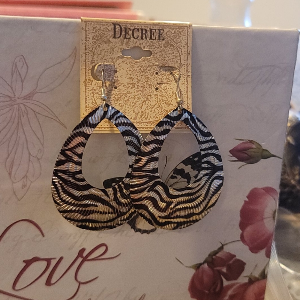 Zebra animal metal hoops earings stunings!!